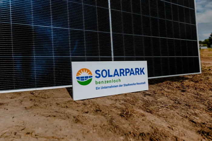 Schriftzug vor Solarpannel