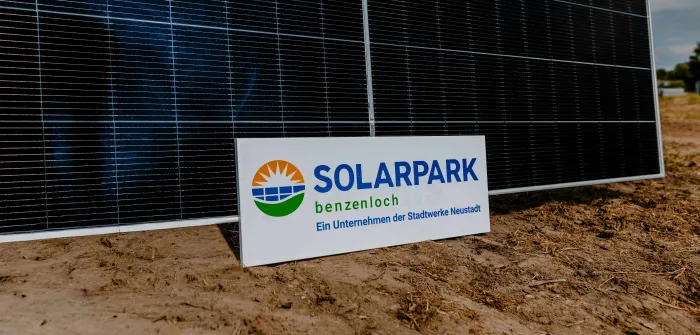 Schriftzug vor Solarpannel